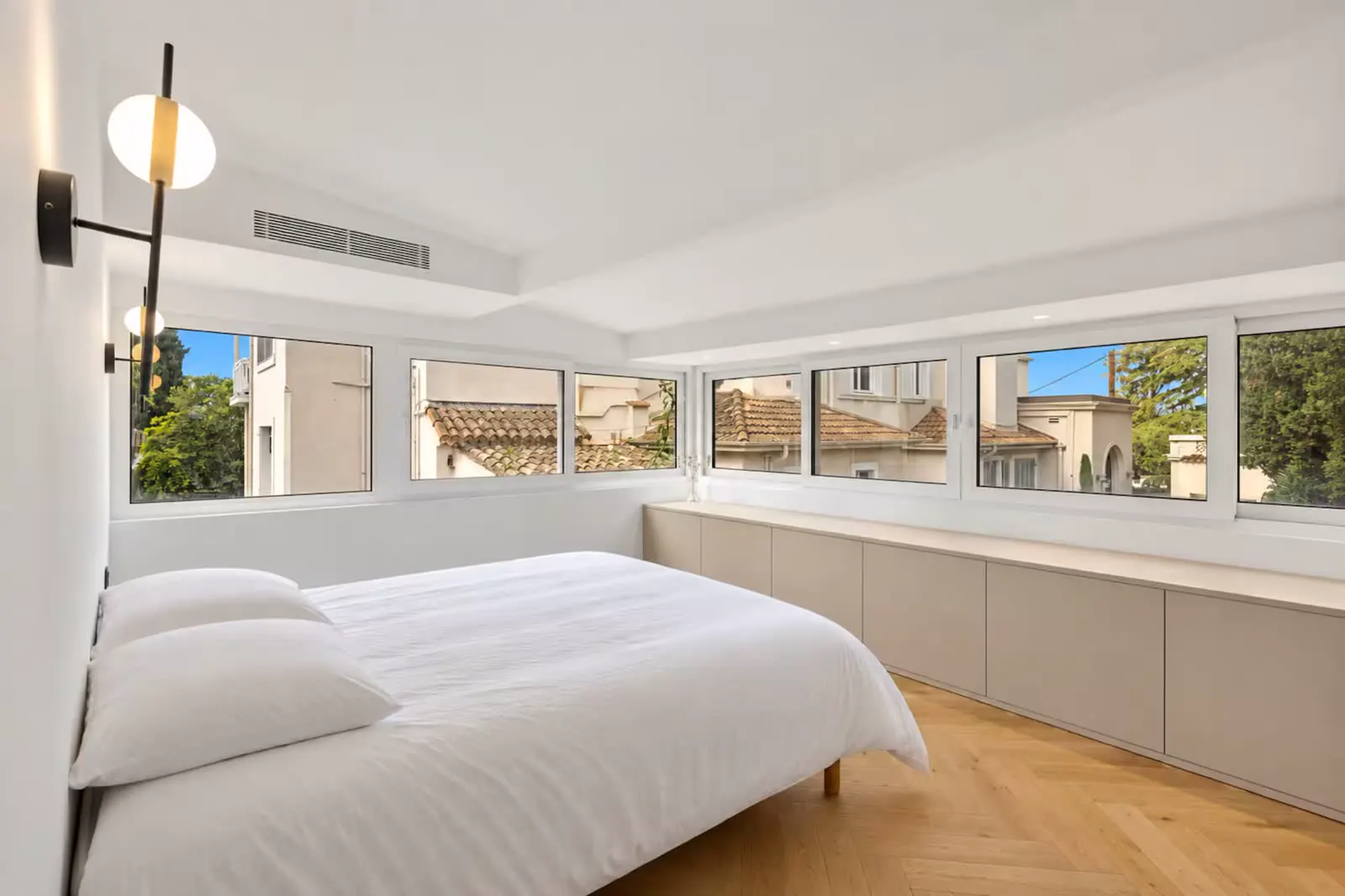 Corner bedroom with panoramic rooftop view