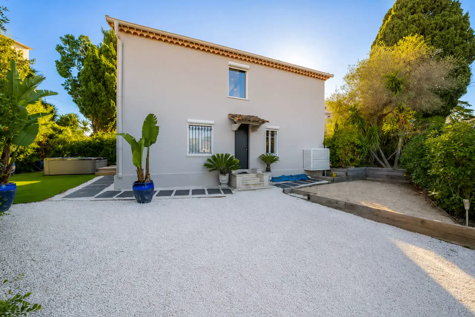 Front façade with gravel courtyard and pétanque court